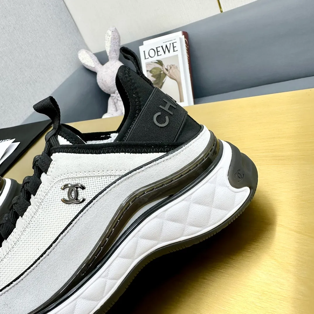 👟👟Ex-factory price 480👟👟 Top version Chanel Chanel - 2023 counter top casual sports shoes This classic design; the upper is electro-embroidered with a variety of techniques; the outsole is fashionable and sporty; it is unusual to incorporate a variety of color matching elements... The diversified mix and match is very beautiful and versatile, and can be used for leisure, fashion, sports and outdoor... ꫛꫀꪝ Go➫ Material: ❶The upper is made of: original imported mercerized velvet + double-layer breathable mesh ❷The inner lining is made of: the original imported breathable mesh ❸The outsole is based on: original T👟👟factory price U combination outsole counter boutique packaging full set women 35-41 men 38-46 ᅟᅠᅟᅠᅟᅠ